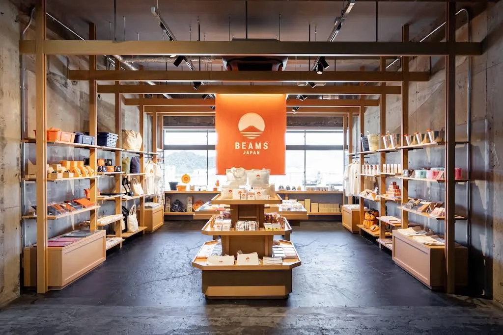 BEAMS JAPAN 店內木架陳列與橙色招牌的實景