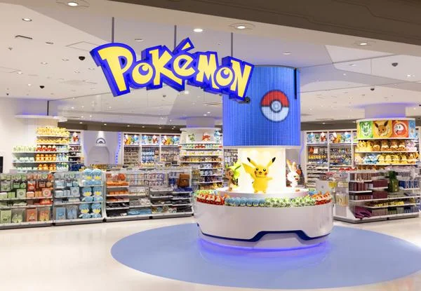 Pokémon Center 店內藍色招牌與皮卡丘展示實景